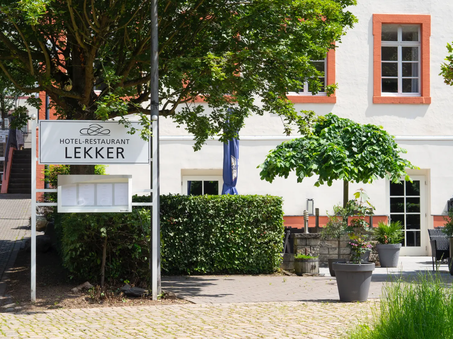 Hotel Restaurant Lekker - Gastronomie und Hotel - Schild des Hotels