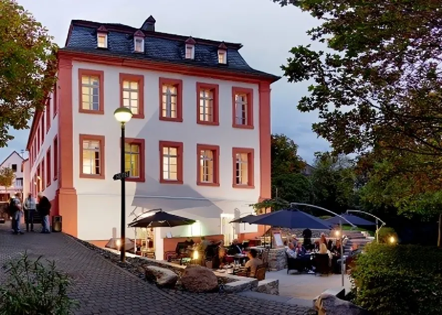 Hotel Restaurant Lekker - Gastronomie und Hotel - Menschen speisen im Außenbereich