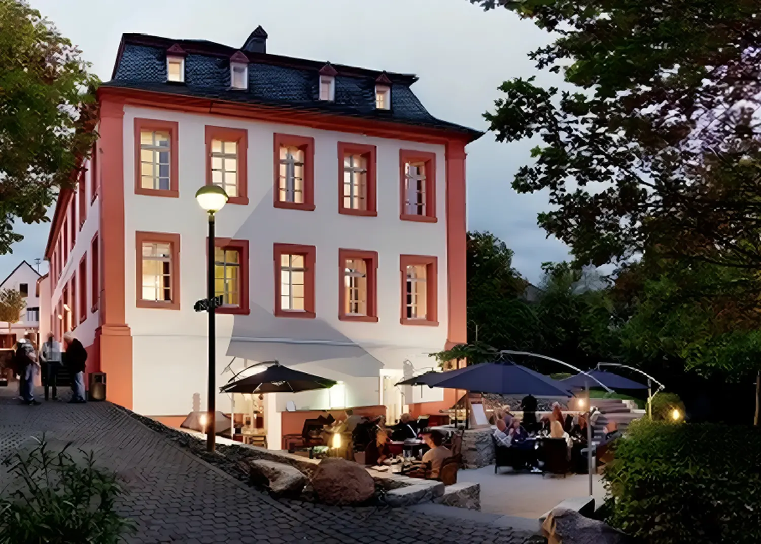 Hotel Restaurant Lekker - Gastronomie und Hotel - Menschen speisen im Außenbereich